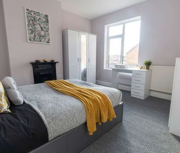 🏡 Home from Hospital: Stylish House Share Steps from George Eliot! - Photo 4