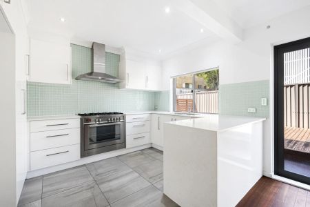 Coastal dual-level family home in central Palm Beach - Photo 3