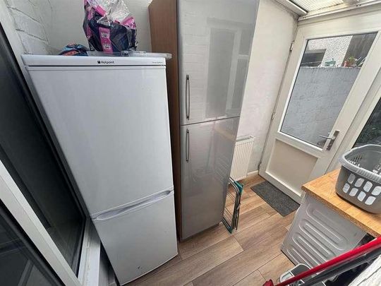 One Room In Student House Swan Road, Gloucester, GL1 - Photo 1