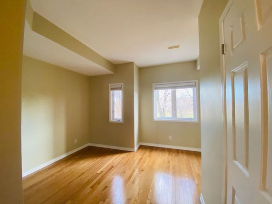 For Lease - 338 London Terrace, Manor Park - Cardinal Glen and Area, Ontario - Photo 1