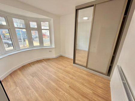 5 bedroom House To Let - Photo 4