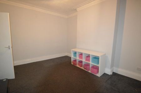 3 bedroom flat to rent - Photo 2