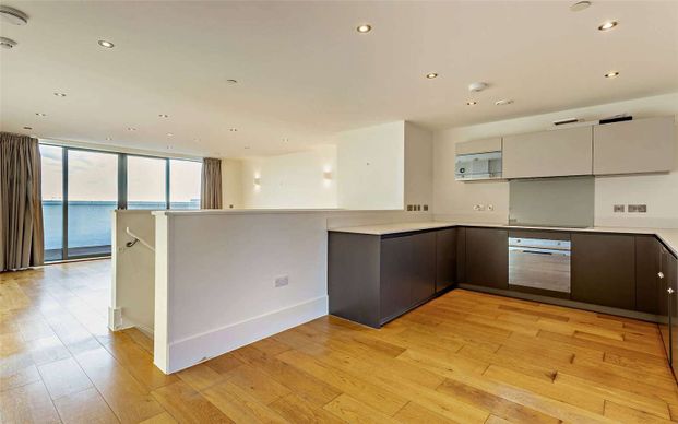 Luxury three bedroom duplex apartment a minute away from the station - Photo 1