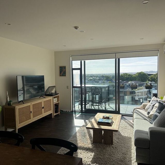 Stylish Furnished Harbour-View Apartment – Lock Up - Photo 1