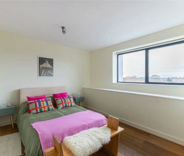 Bazalgette Court, Great West Road, London, W6 flat - penthouse to rent - Photo 4