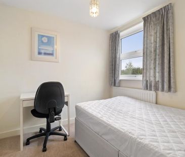 4 bedroom semi-detached house to rent - Photo 3