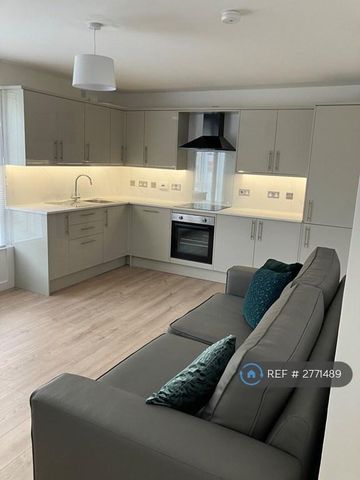 4 bedroom flat to rent - Photo 2