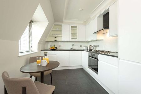 Exclusive Victorian apartment on Prince of Wales Terrace. - Photo 2