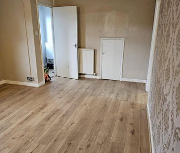 4 bedroom end of terrace house to rent - Photo 4