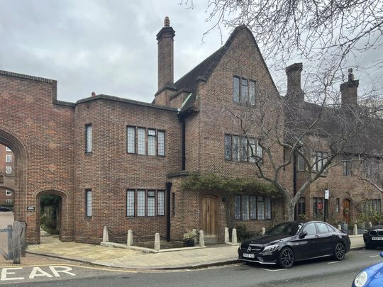 A recently refurbished 4 bedroom house in Chelsea with shared courtyard. - Photo 1