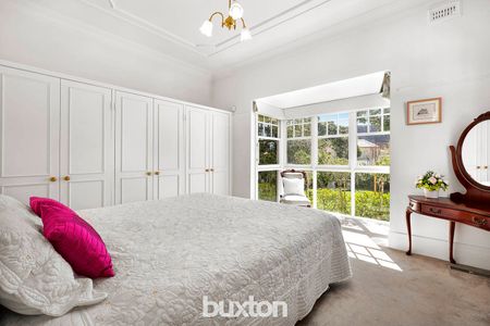 4 BEDROOM FAMILY CLASSIC HOME WITH POOL AND GENERAL GARDEN MAINTENANCE INCLUDED! - Photo 5