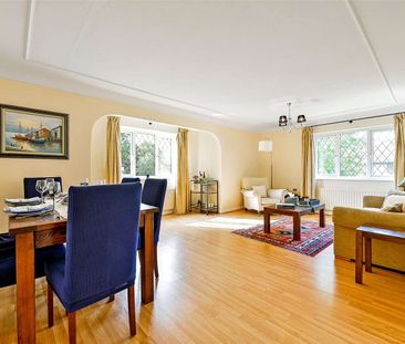 A well-presented and spacious two bedroom first floor flat with two... - Photo 5