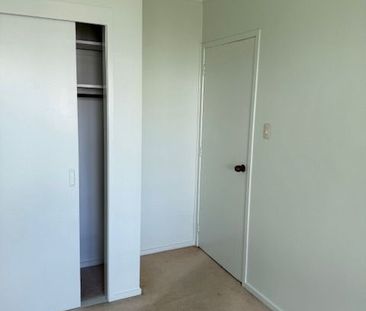 Three bedrooms in sought after location - Photo 2