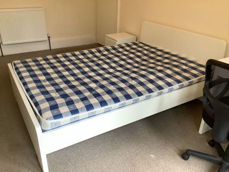 6 Bedroom Detached To Rent in Lenton - Photo 3