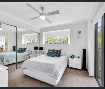 Modern 2-Bedroom Apartment in Convenient Greenslopes Location - Photo 3