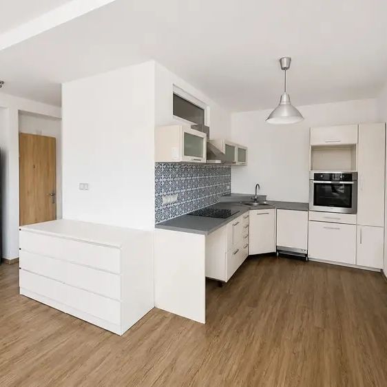 Pronájem prostorného bytu 2+kk částečně zařízený se klepem Púchovská Praha 4 Záběhlice - Photo 1