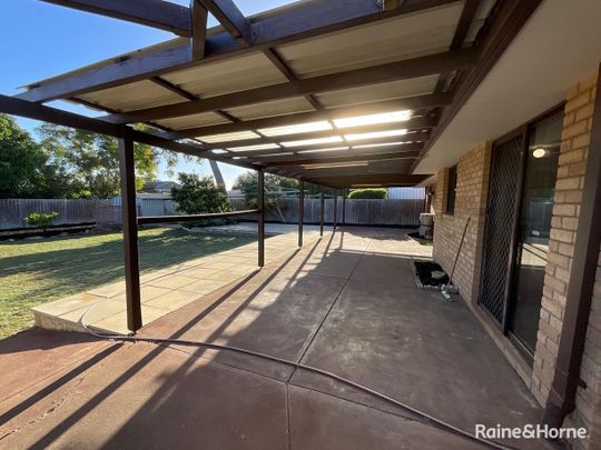REFURBISHED HOME - READY & WAITING - IN IDEAL LOCATION - Photo 1