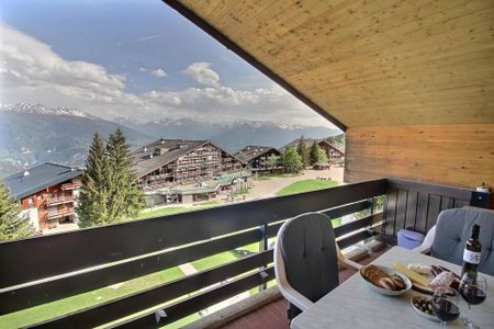 Appartement à louer à la semaine sur la place du village - Photo 2