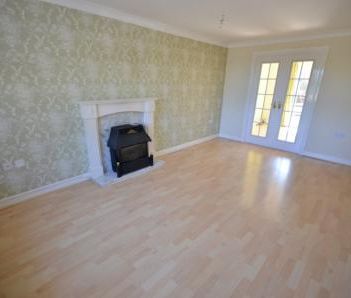 4 bedroom Detached house To Let - Photo 2