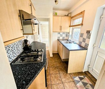 3 bedroom end of terrace house to rent - Photo 2