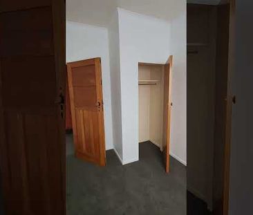 Charming 3 Bedroom Bungalow - Photo 3