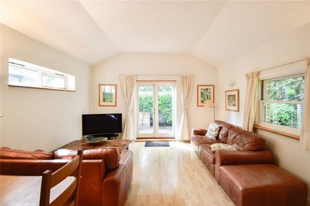 Spacious 2 bedroom bungalow to rent in the picturesque village of Girton, just to the north of Cambridge. Driveway parking. Furnished. - Photo 2
