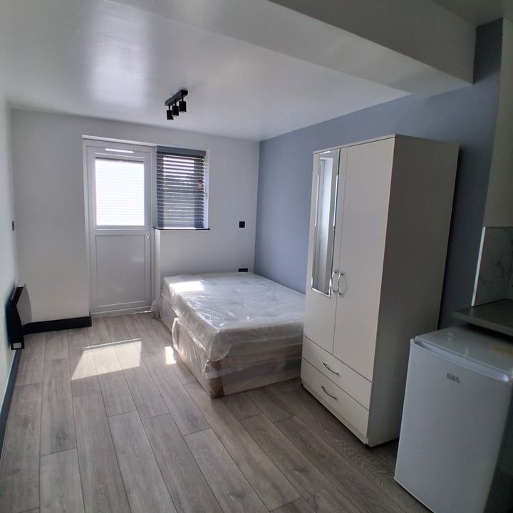 Studio Flat, Mitcham Lane, SW16 - Photo 1