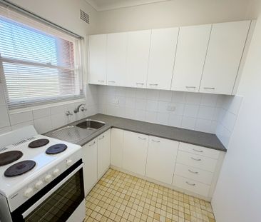 TOP-FLOOR TWO BEDROOM APARTMENT OPPOSITE THE BEACH! - Photo 3