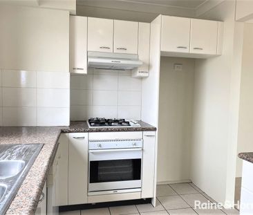 Furnished 2-bedroom apartment in the heart of Kingsford - Photo 3
