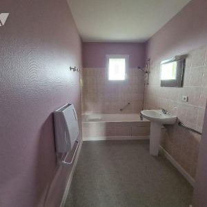 Au rez-de-chaussée d'un petit immeuble situé dans le bourg de SAINT-MARC-LE-BLANC, un apparteme... - Photo 3