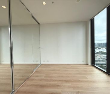 Stylish Southbank Living with City Views - Photo 3