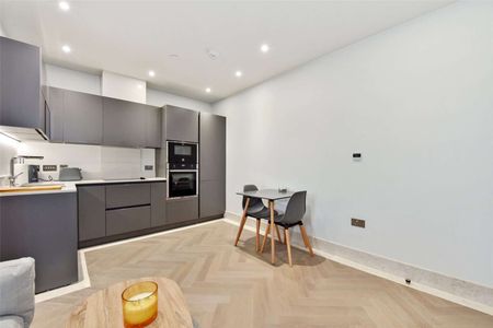 A modern fourth floor studio apartment to rent in the heart of the town centre - Photo 3