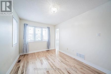 28 TARA CRESCENT - Photo 4