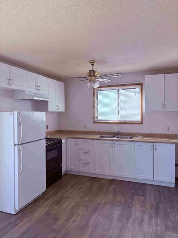 Moon Manor – 2 Bedroom 1 Bathroom Unit Available - Photo 3