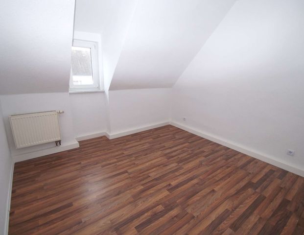 2-Zimmer-Wohnung im Dachgeschoß mit separater Küche und Dusche, renoviert, ab sofort - Photo 1