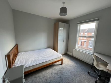 4 Bed Student Accommodation - Photo 2