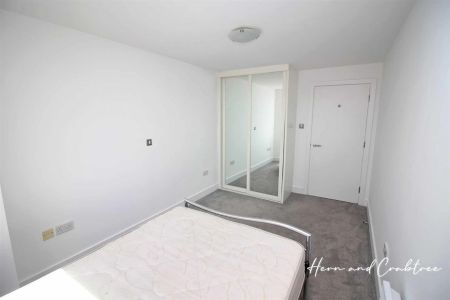 3 Bedroom Apartment - Photo 4