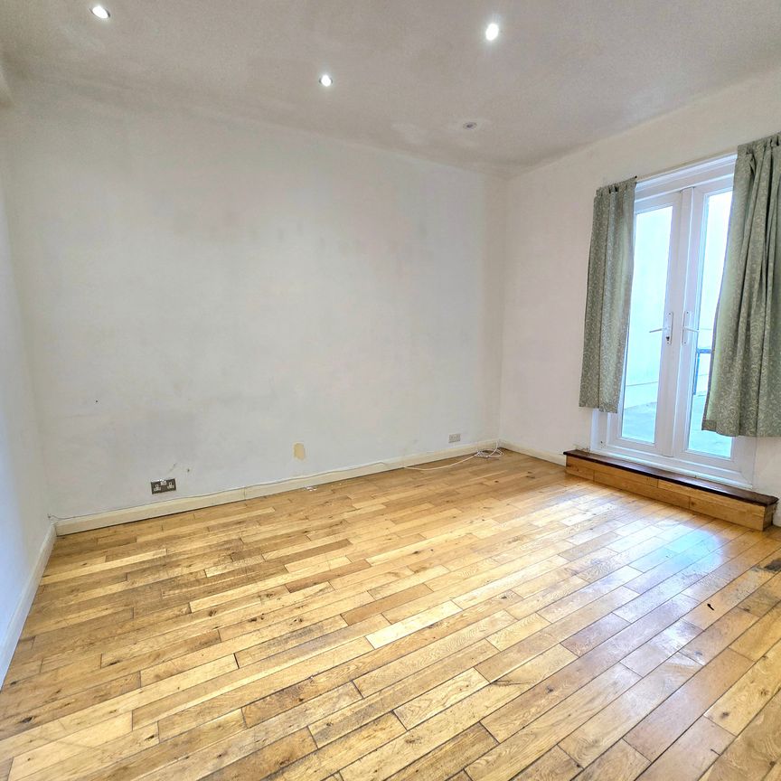 Spacious 4-Bed Terrace with Garden 3 Mins to Hendon Thameslink - Photo 1