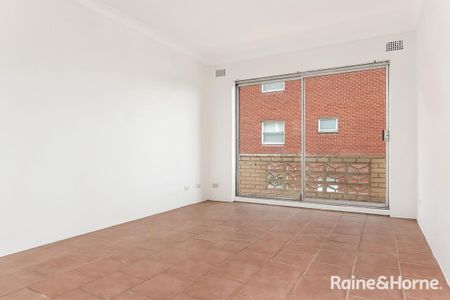 WELL-PRESENTED 2 BEDROOM APARTMENT IN CONVENIENT LOCATION - Photo 4