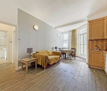 Queen's Gate - Photo 1