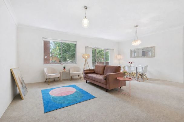 Spacious & Light-Filled Apartment in Prime Carlton Location - Photo 1