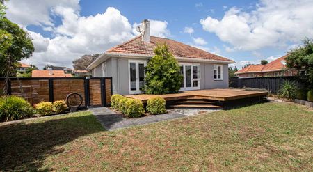 Hayes Paddock location, walk to the river & Grey Street amenities! - Photo 2