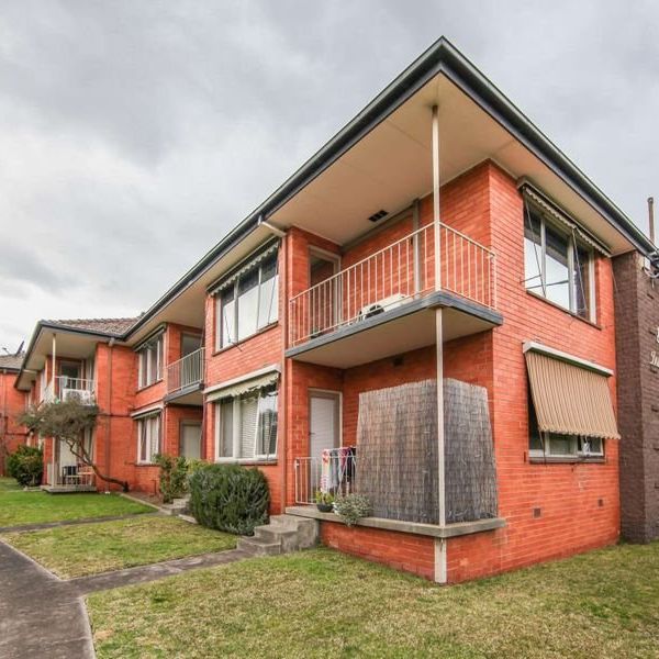 Spacious and private 1 bedroom apartment in Malvern East - Photo 1