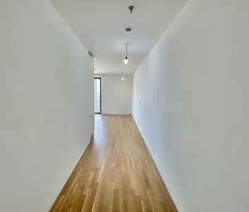 moderne 1,5 Zimmer Wohnung im 15.OG mit großzügiger Freifläche - Co-Working / Fitnesscenter / Dachterrasse inklusive! - Photo 2