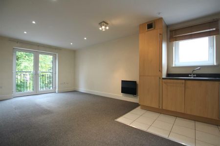 2 bedroom flat to rent - Photo 2