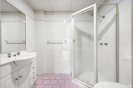 Light Filled 2 Bedroom Unit - Photo 5