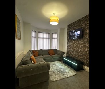 Room in a Shared House, Cheetham Hill Road, M8 - Photo 1