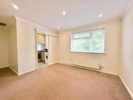 Wellesley Close, Ash Vale, GU12 - Photo 3