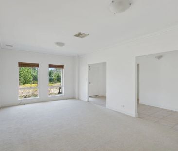 Stunning 4 Bedroom 2 Bathroom Family Home - Photo 1