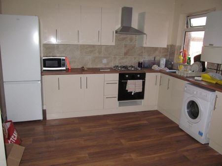 3 bedroom flat to rent - Photo 5